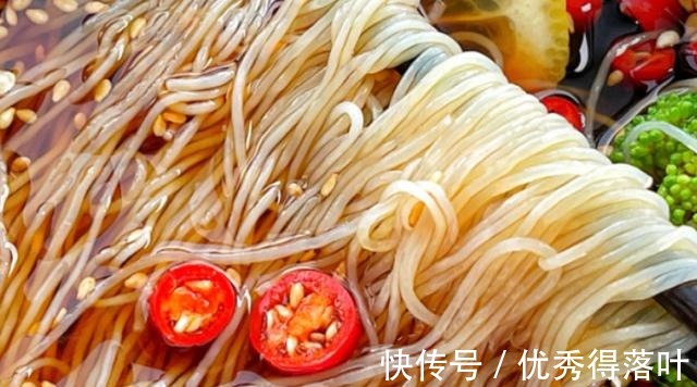 鲜酸微辣的捞汁粉丝,简单好吃的家常美味,家人特喜欢!