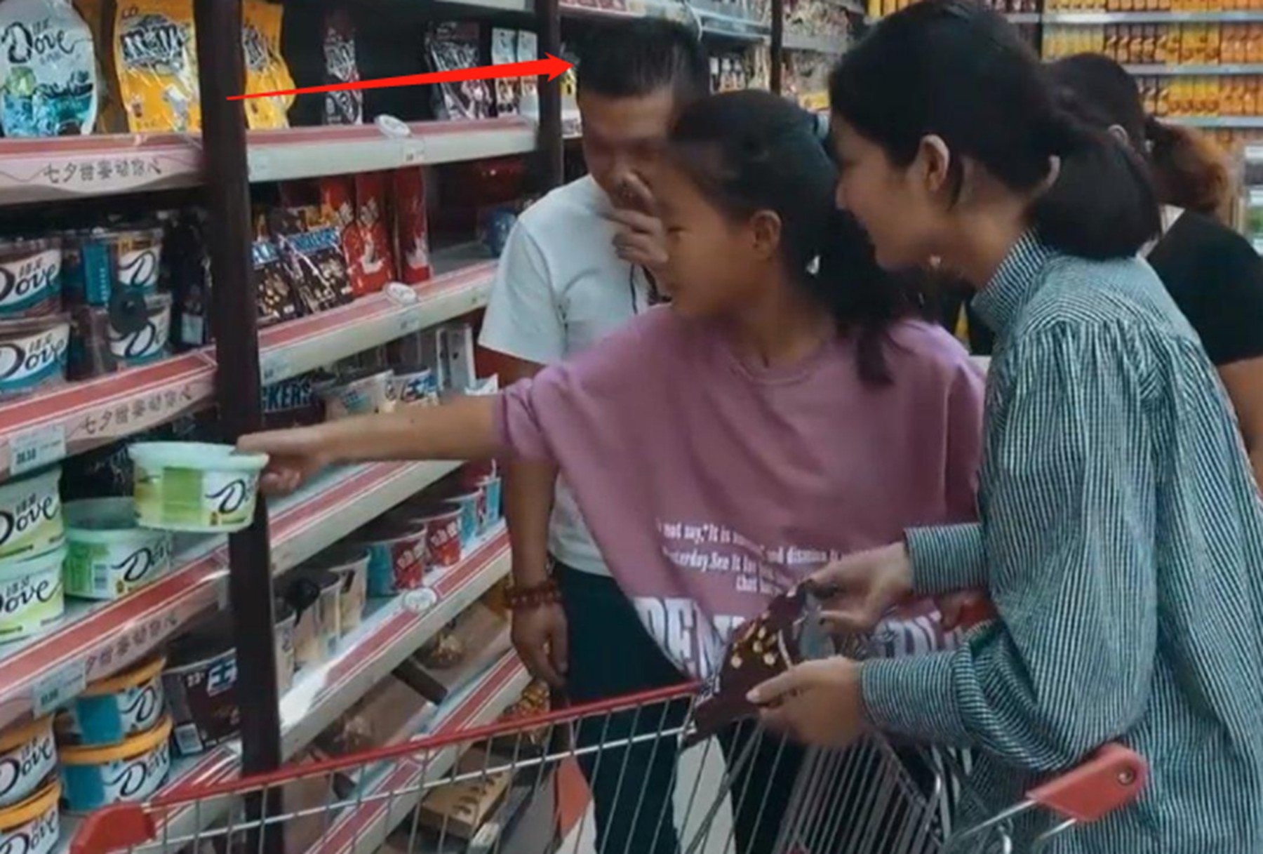 《變形計(jì)》農(nóng)村女孩要回村，挑上千元零食，富豪爸爸變臉真快