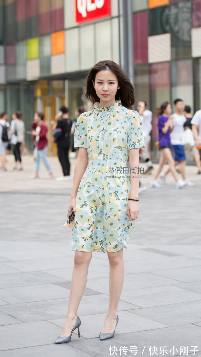 时尚|时尚搭配，小姐姐穿了一款印花的吊带，看上去非常的时尚可爱