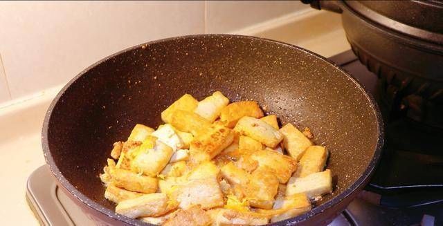 老公|豆腐里打2个鸡蛋，简单一炒，老公孩子最喜欢，每次上桌都吃光光