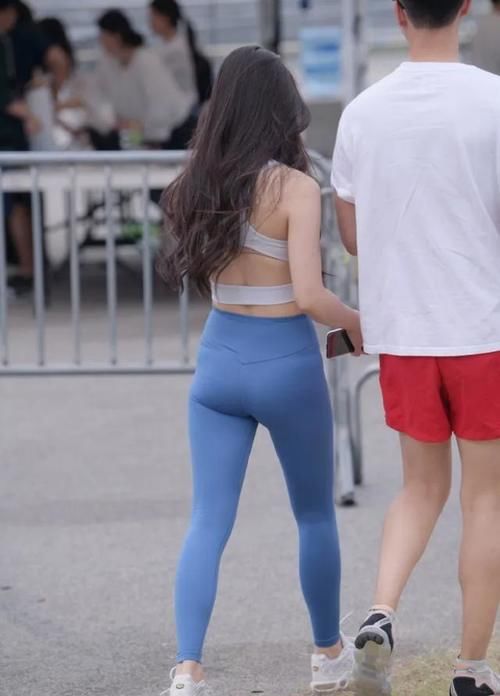 时尚露肩背心，搭配修身瑜伽裤，让小姐姐看起来更加活力四射