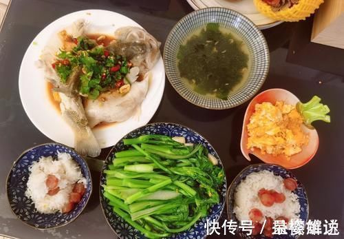 晒和儿子的日常晚餐，神评论：就看上你那碗米饭了！