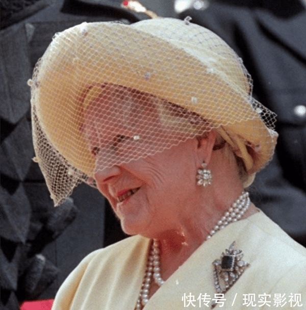 优雅|戴对胸针的卡米拉好美,一枚简约的祖母绿胸针,映衬的她优雅大气