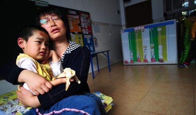 生病|男孩字如“印刷体”,家长去炫耀,邻居却说你家孩子可能生病了