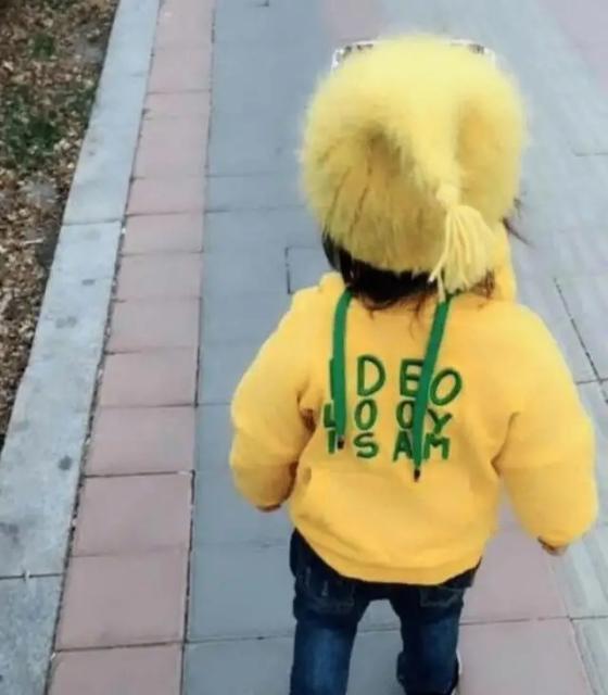 女儿|爸爸给女儿的衣服穿反,妈妈刚要发火,孩子转身后自己直接笑喷