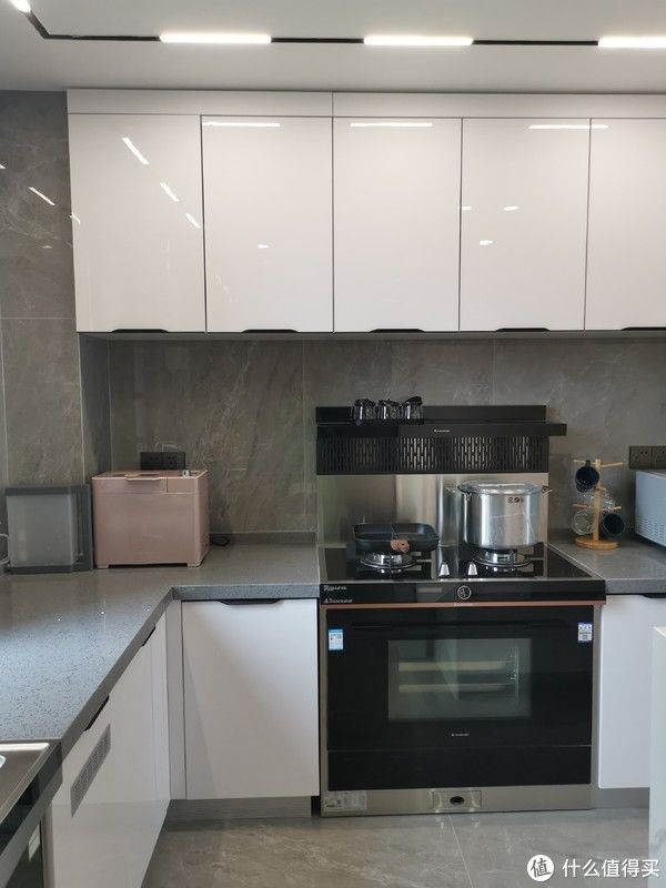 空间感|140平也能拥有大横厅！打通阳台和厨房，超大空间感，装出大宅范