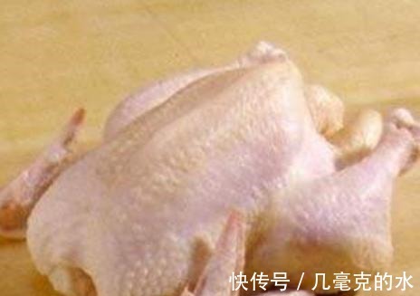 老婆把整只鸡扔进电饭煲,不加一滴水,出锅后家人连骨头都说好吃!