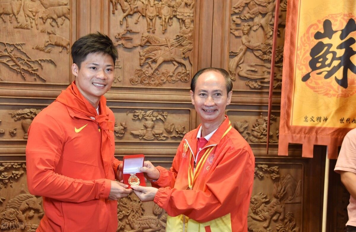 红包|太心寒了!苏炳添回村自费16万给老人发红包,网友嘲讽:太小气