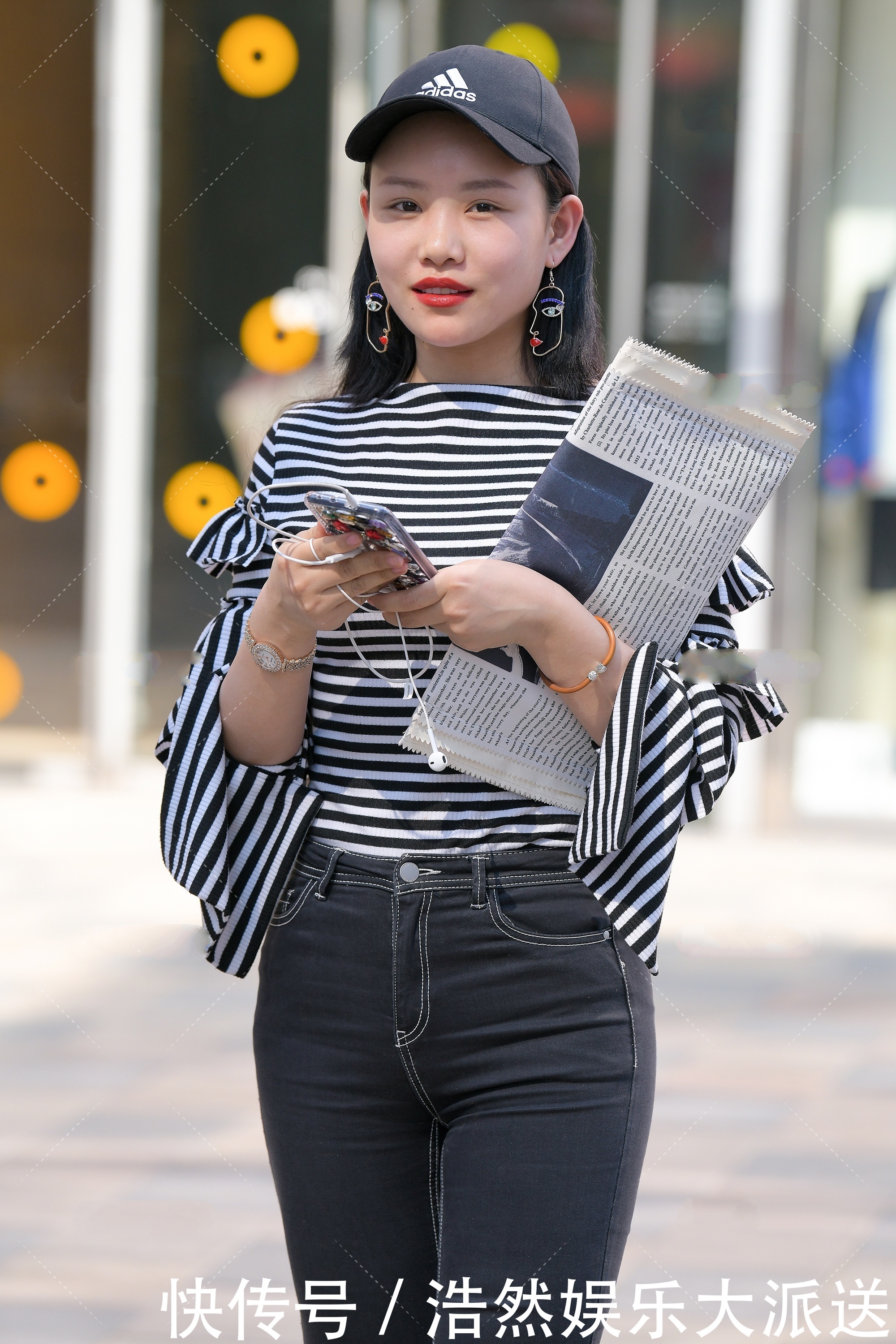 黑白条纹上衣搭配牛仔裤，简单低调，又精致时尚