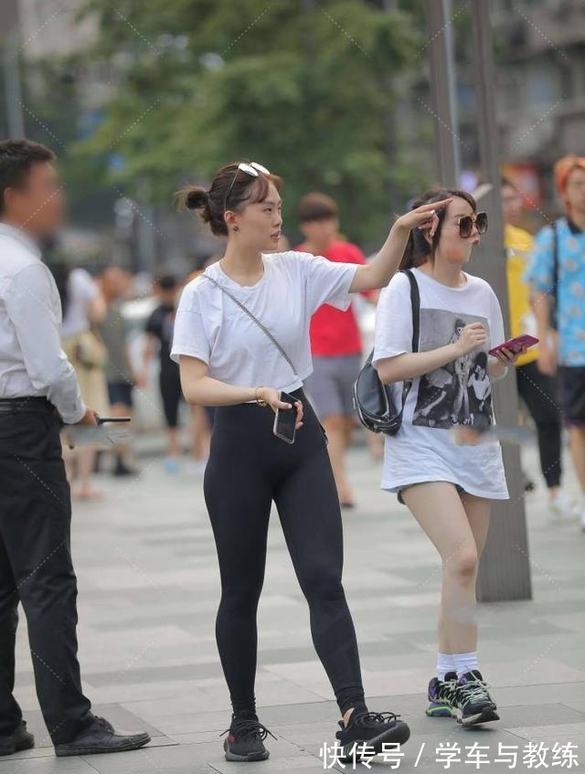 包包 白T+健美裤,简约时尚,清爽大气,休闲舒适又百搭!