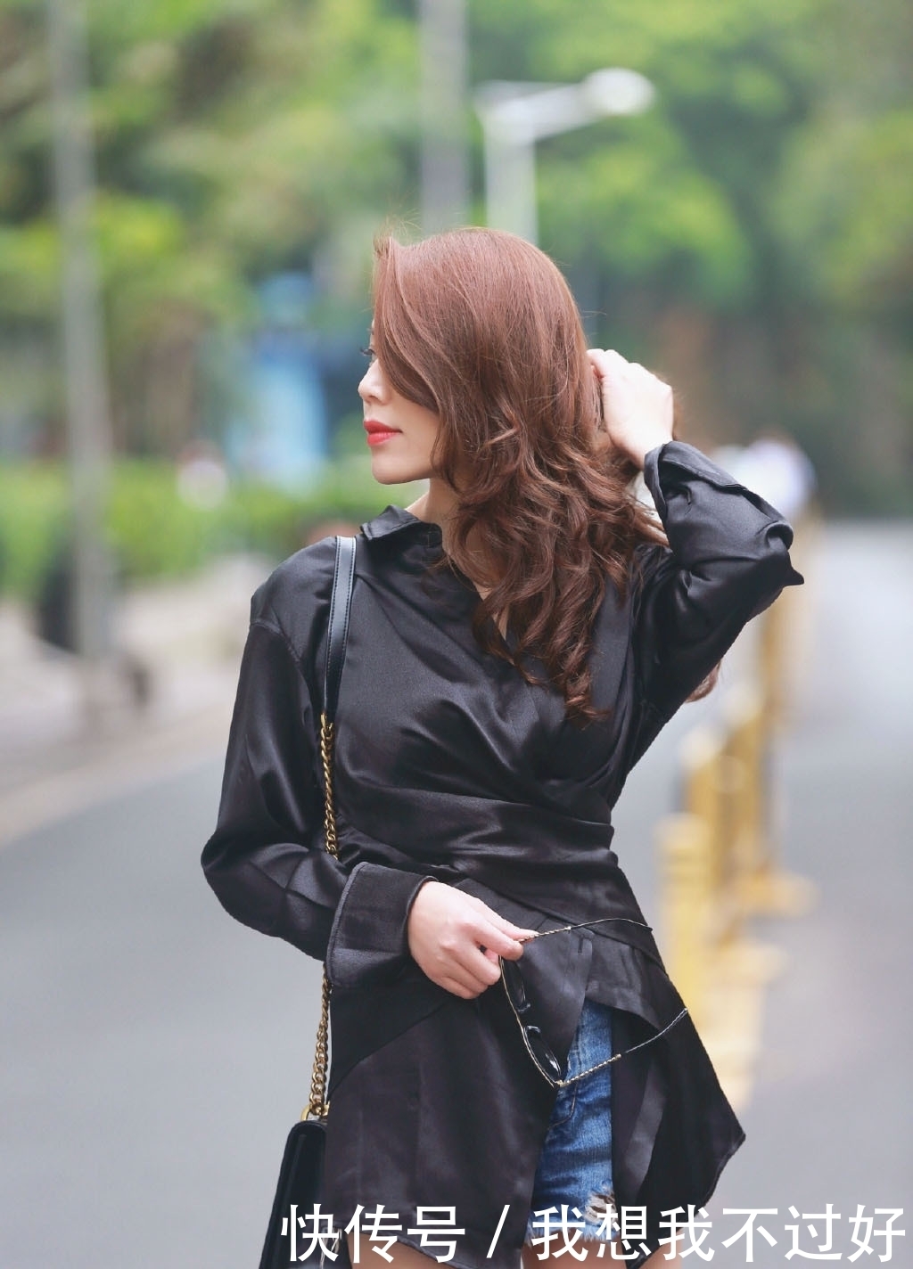 比例|街拍黄金身材比例的长腿美女,黑色休闲风上衣搭配短裙,气场十足