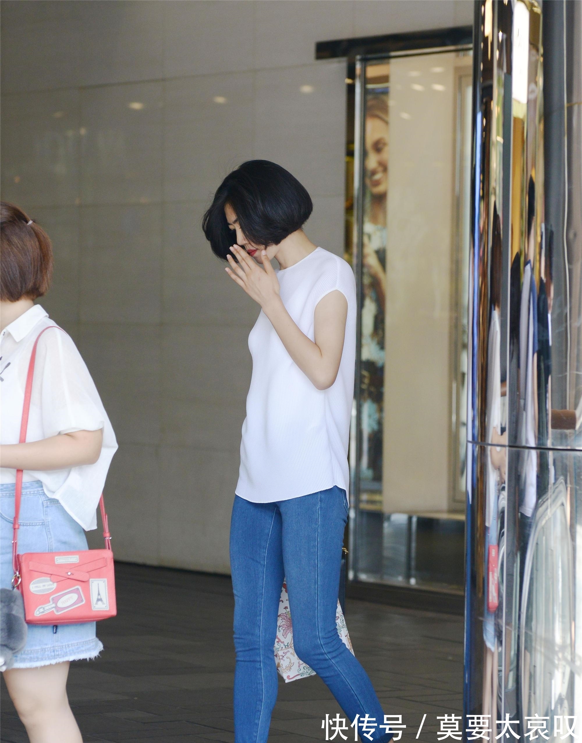 细高跟 蓝色修身牛仔短裤,搭配尖头细高跟单鞋,高挑显身材又有气质