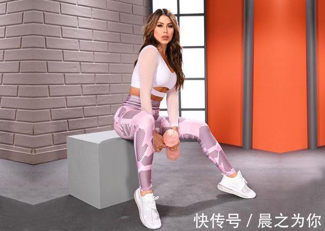 脚跟|哥伦比亚健身“辣妈”,36岁依旧体态曼妙,快get她的塑形动作!