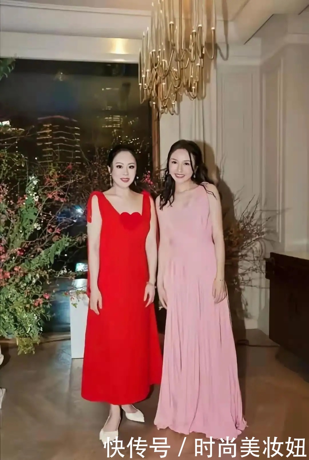 搭配|章小蕙越发有气质,穿吊带连衣裙圆润而不胖,天生的“贵妇范”