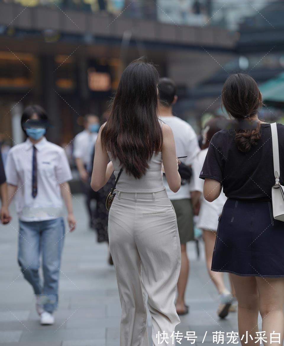 衣服|一身白色穿搭，看起来青春活泼，还很减龄