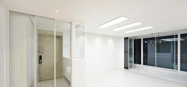 韩国|跟国内不一样,韩国入户装三轨玻璃门单独分出玄关,室内一尘不染!