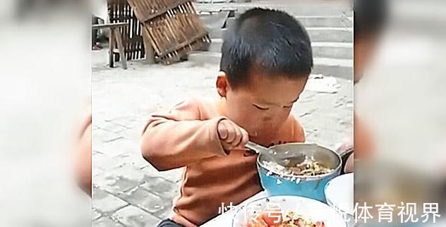 小家伙|临时出差把儿子送到奶奶家,不久奶发来一段视频,我该怎么解释呢