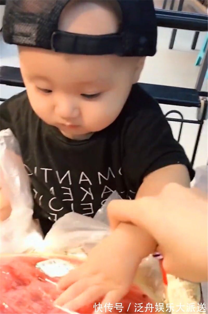 西瓜|把宝宝和西瓜放在推车上面,可是宝宝接下来的动作,网友笑不停
