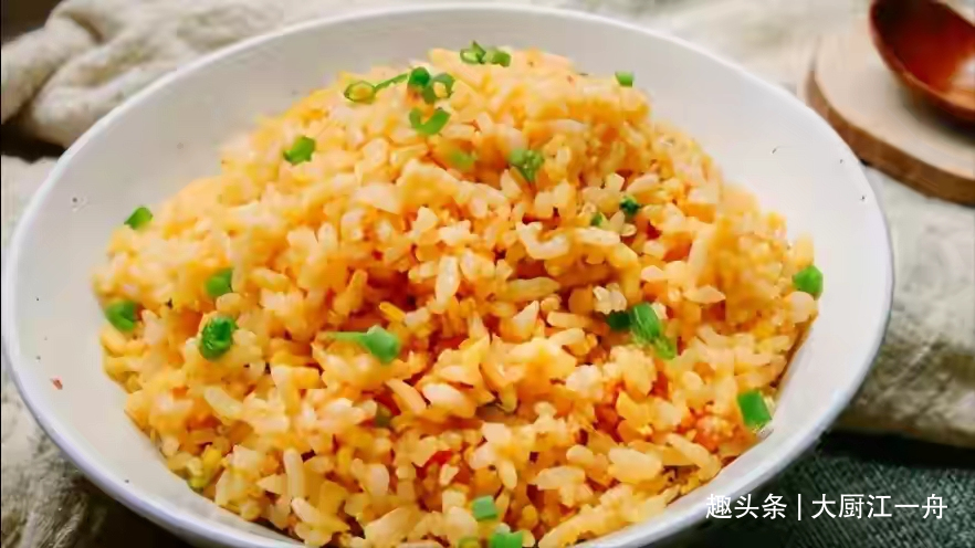 蛋炒饭，先炒鸡蛋就错啦，大厨教你正确做法，粒粒分明美观又好吃