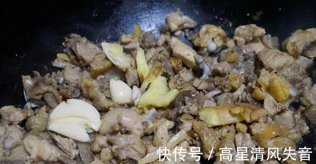 板栗营养丰富，和鸡肉搭配，鲜美又下饭！