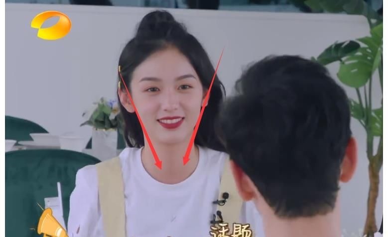 姚安娜和周也同框后，才知普通女孩和女明星的差距有點大！