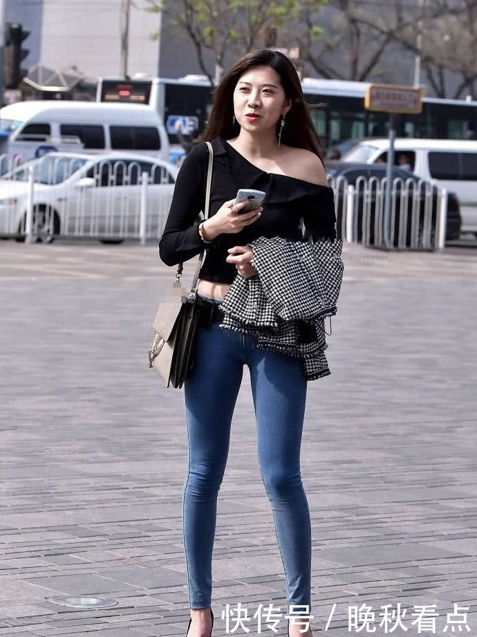 女性|女生过于追求紧身的裤子,展现女性魅力,靓丽身姿!