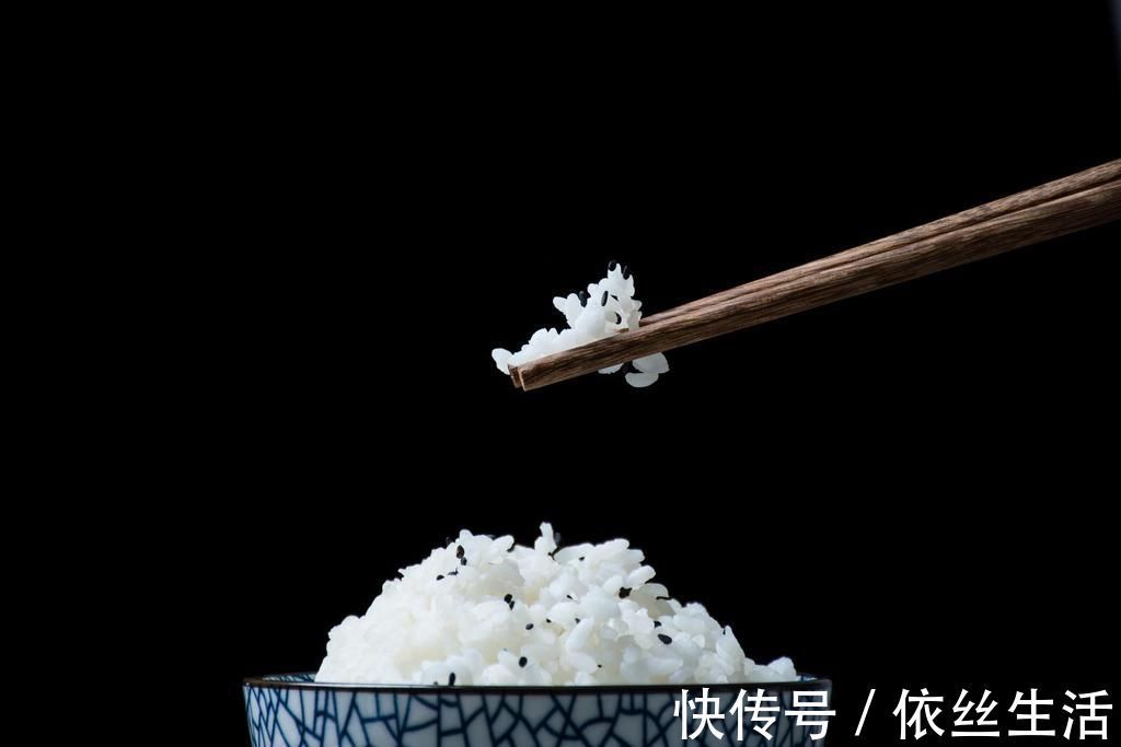 辅食|孩子一岁以后就能吃大人饭?营养师:三岁前娃吃大人饭有“毒”