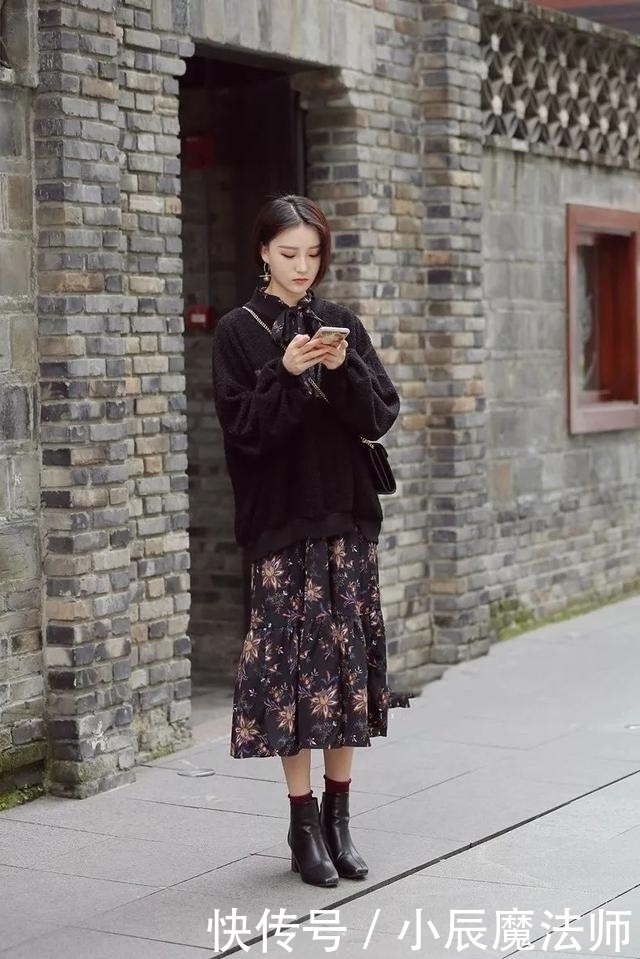 美女|路人街拍,小姐姐选择了一条白色连衣裙,看着就非常凉快