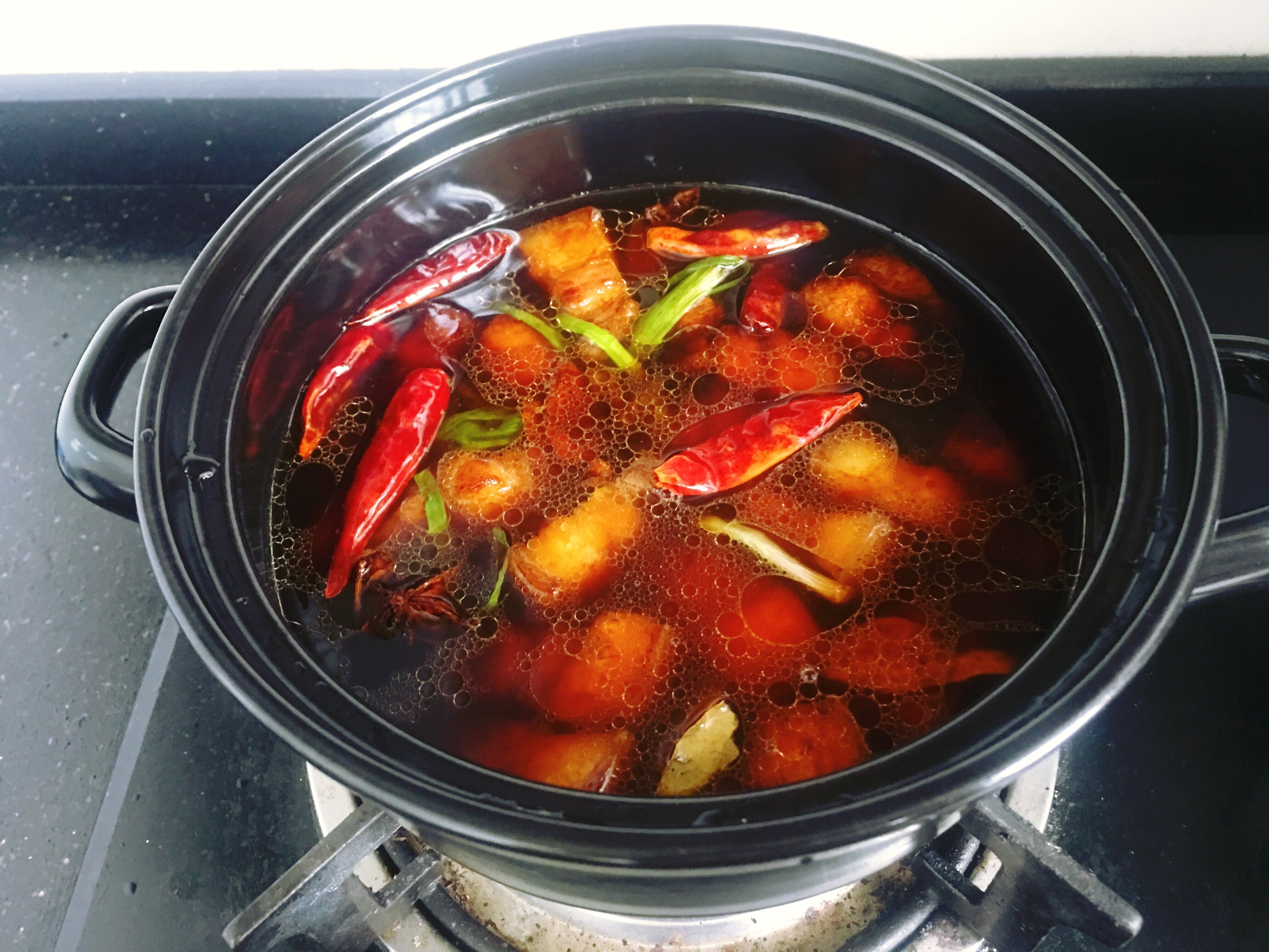 五花肉往锅里面一扔，色泽红润肥而不腻，吃起来真过瘾