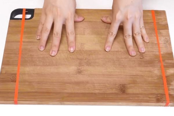 橡胶手套破了也别扔，剪一刀套在啤酒瓶上，解决了很多人的烦恼！