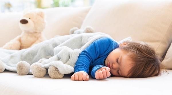 被子|孩子睡觉若有这三个举动，不是睡不安稳，而是大脑发育健康的表现