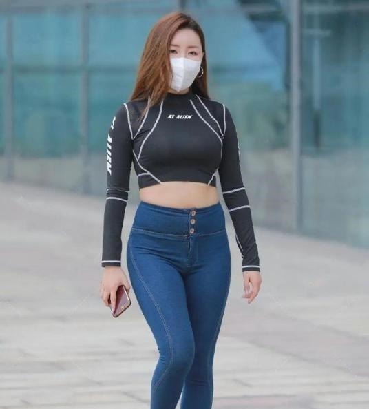 修身 紧身牛仔裤固然修身,但也并非“万能”,稍有不慎让你陷入尴尬!