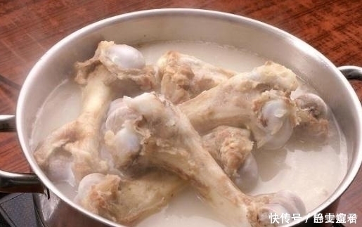 骨头|不管炖什么骨头汤,万万不可直接加水炖,牢记这2步,汤更香更浓