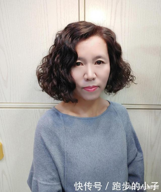 烫发|60岁头发少怎么烫发减龄又显发量多试试棕色小卷发，时髦又养眼