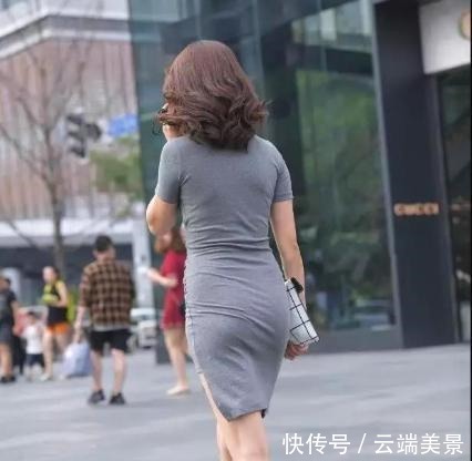 v领|深灰色v领连衣裙搭配白色黑条纹布包,款式新颖,设计独特