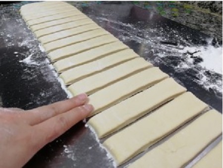 爱吃油条收藏了，教你一招，早上只需几分钟，热腾腾的油条出锅