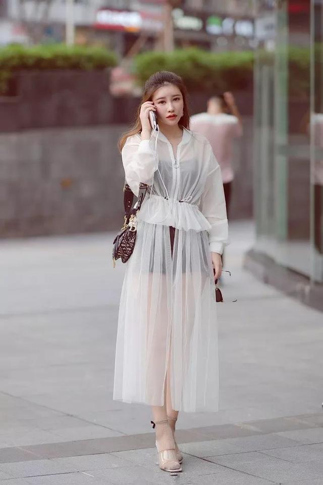 黑色|街拍:小姐姐身穿黑色上衣配浅色短裤,长得好甜美