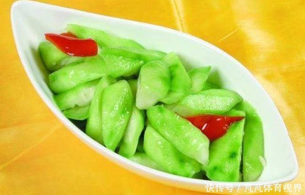  丝瓜|丝瓜直接下锅炒就错了，饭店大厨透露多加这一步，省油还不发黑