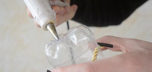 塑料瓶上穿一根绳子真厉害,这个用途懂的人还不多,早知道早受益