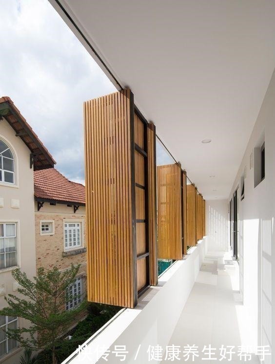 物业|打开是阳台,关上就是一面墙,外国小区整栋楼装隐形阳台太漂亮了!