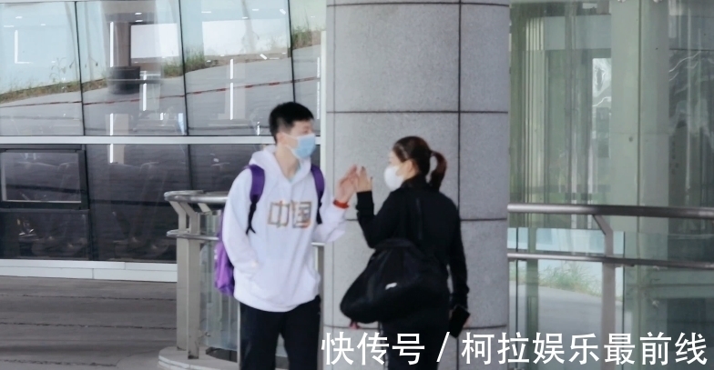 训练馆|马龙与刘诗雯边走边聊!给小球迷签名后快步追小枣,两人击掌超暖