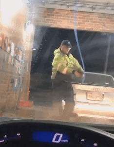 |搞笑GIF:从姑娘的眼神里,感觉你俩之间不简单呀!