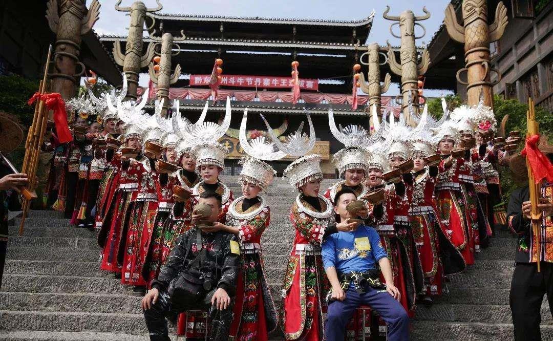 游客们|去苗族旅行的时候，为什么说别喝苗族女孩的酒？要听导游劝