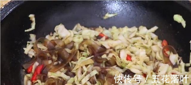 包菜好吃有诀窍，万不可直接下锅炒，多加这一步，营养开胃又下饭！
