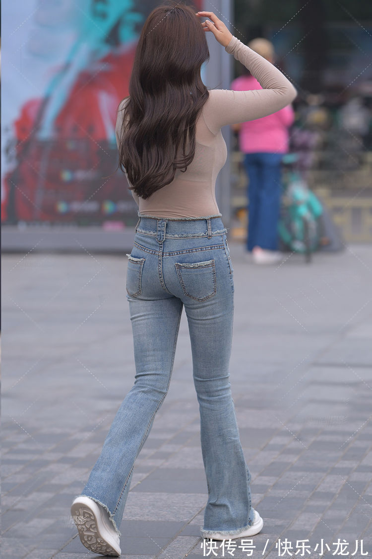 裤管 打底衫是女生初秋必搭的款,配牛仔喇叭裤,简约修身又美丽洋气