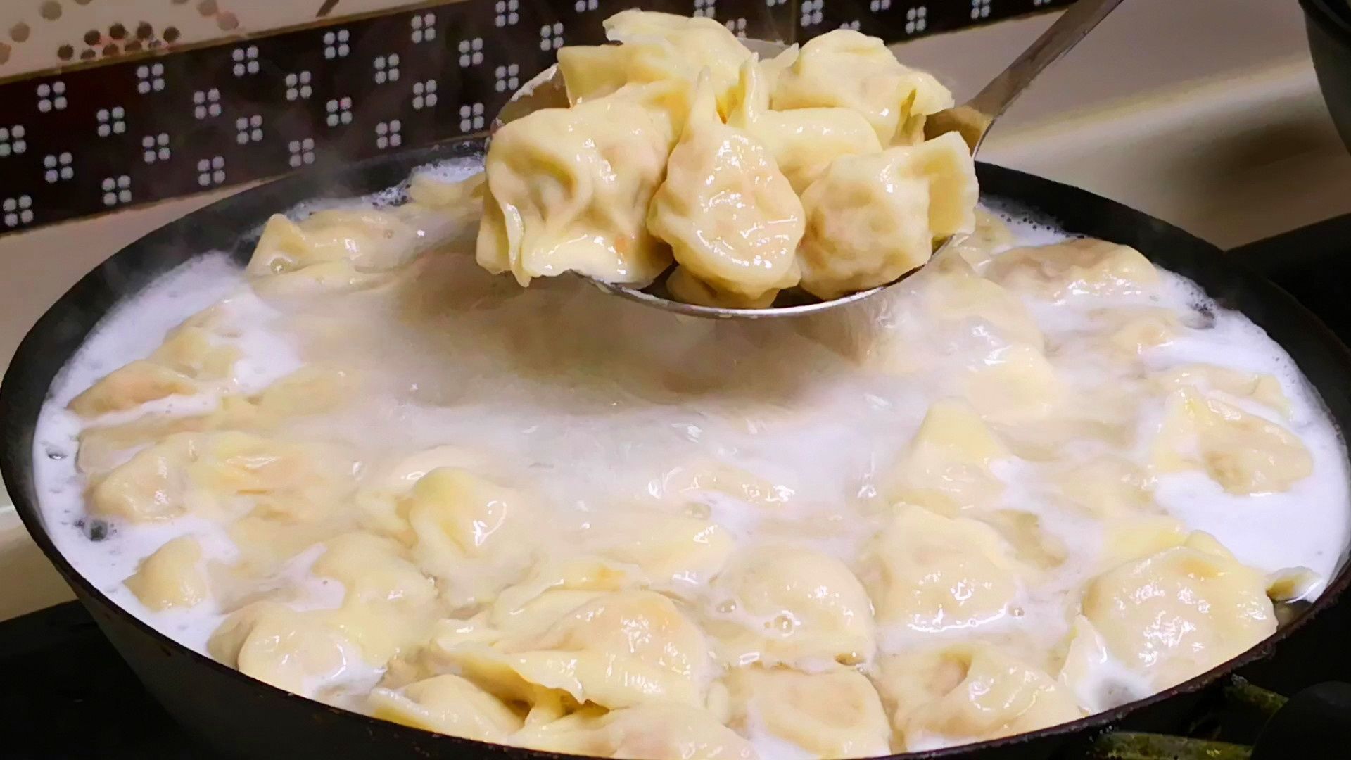 粘连|煮冻饺子,最忌直接下锅煮大厨教你1招,不粘连不开裂,特好吃