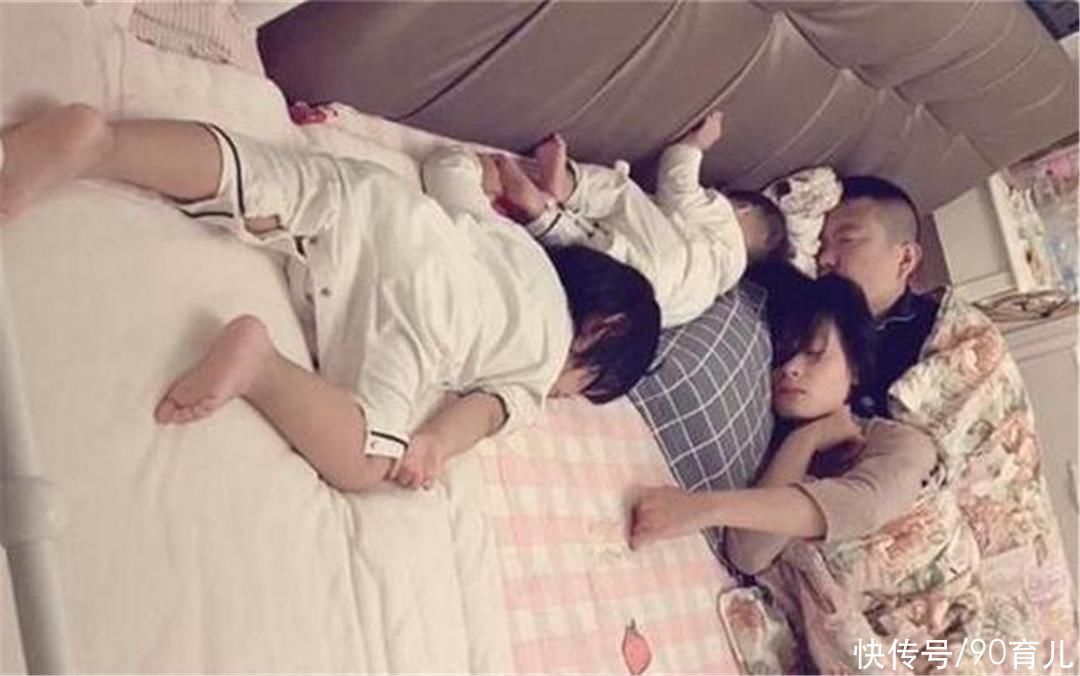 童年时期|一张四口之家的睡姿照片走红，网友：父母是真爱，孩子是意外