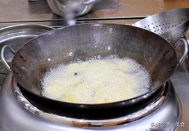 油焖茄子|油焖茄子不要直接下锅炸，多加这一步，焦酥不吸油，营养又美味