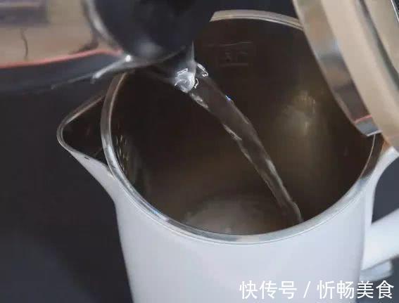 水壶|水壶里撒一把不值钱的东西,水垢哗哗往下掉,干净又省事