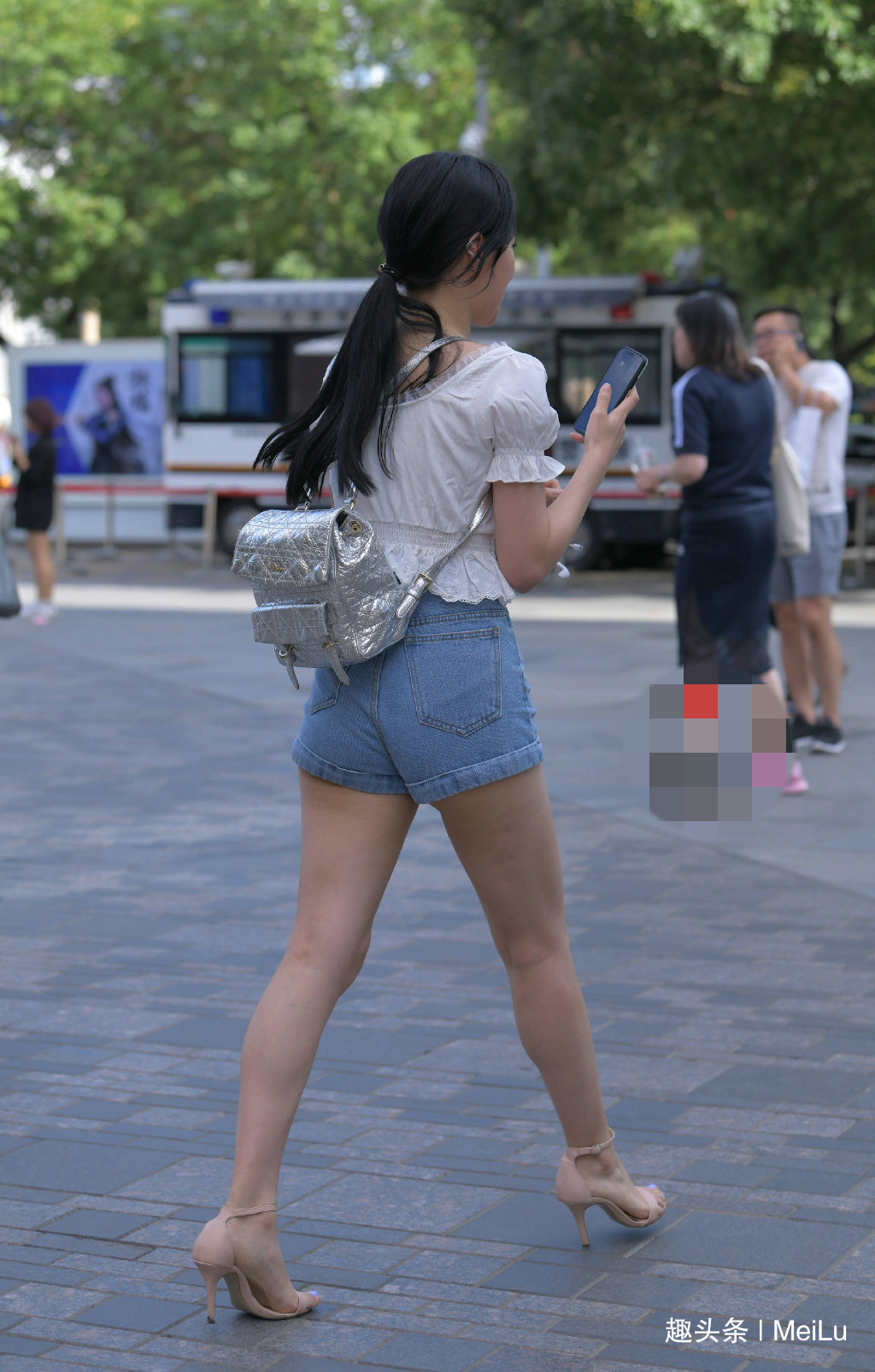 性感 牛仔短裤搭配高跟鞋,时尚好看还特别性感